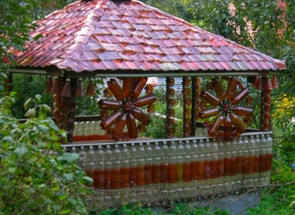 Trang trí của arbor với chai nhựa