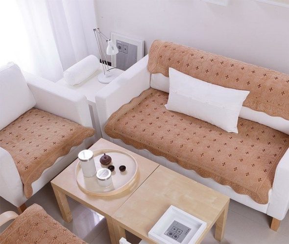 غرفة معيشة مريحة مع أريكة وكرسي صالة