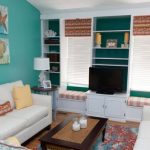 غرفة معيشة صغيرة مريحة بأسلوب بحري