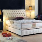 سرير مرتفع مع الظهر لينة