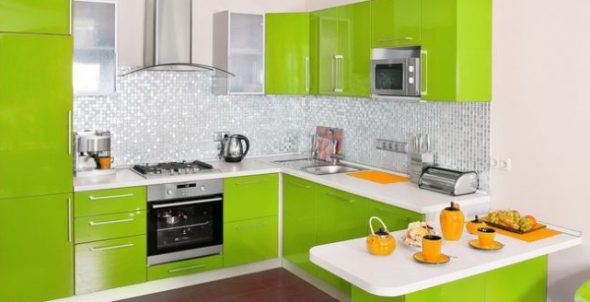 غطاء محرك السيارة على موقد الغاز