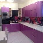 مطبخ مشرق مع إضاءة أعلى