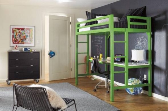 سرير علوي أخضر في الداخل