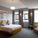 السرير الأصفر مع اللوح الأمامي لينة