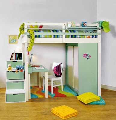 السرير العلية في حضانة الطفل