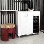 علب الأحذية البيضاء في الرواق