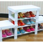 صندوق أحذية أبيض اللون في الرواق