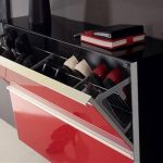 علب أحذية حمراء وسوداء في الرواق