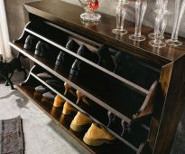 صندوق الأحذية في القاعة