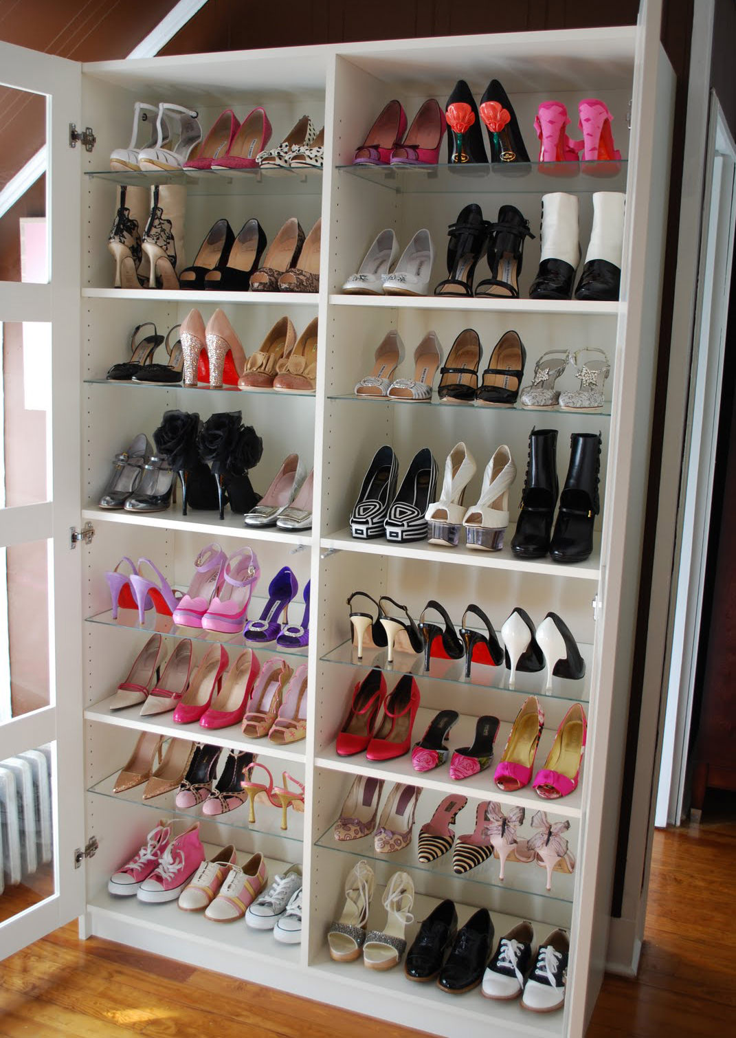 صندوق الأحذية في القاعة