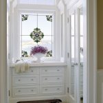 نافذة الجدول عتبة أعلى مع المدمج في الصدر