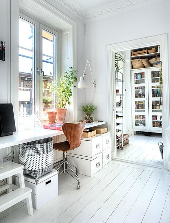 نافذة عتبة الجدول أعلى في الغرفة