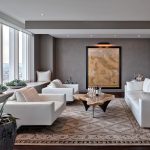 طاولة النافذة واسعة في غرفة المعيشة