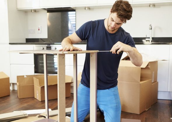 تجميع الأثاث في المطبخ