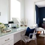 الجدول خلع الملابس الحديثة