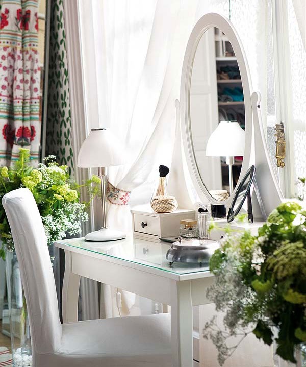 طاولة مكياج مع مرآة