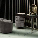 الجدول خلع الملابس غير عادية