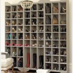 صندوق أحذية مرتفع في قاعة المدخل الكبيرة