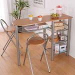 طاولة بار مع أرفف ومقاعد عالية