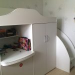 أثاث أبيض في زاوية الغرفة