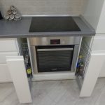 المطبخ الأبيض مع الأجهزة المتكاملة