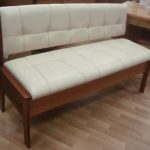 مقعد أبيض عصامي