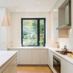 طاولة بيضاء عتبة أعلى