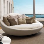 أريكة بيضاء على الشرفة المفتوحة