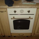 فرن أبيض في المطبخ