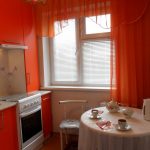 مائدة مستديرة بيضاء في المطبخ مشرق