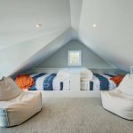 الكراسي فرملس في الداخل