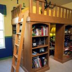 سرير علوي خشبي كبير