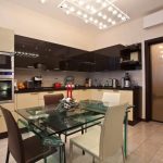 مطبخ كبير مع خزانة مدمجة في صندوق رصاص.