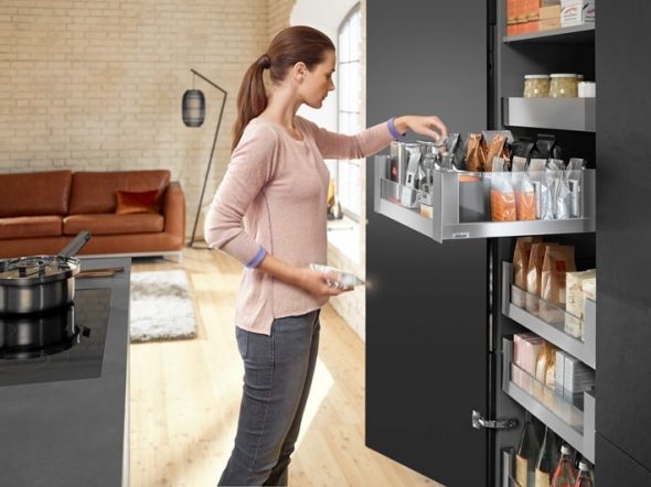 خزانة ملابس طويلة كبيرة في المطبخ للتخزين