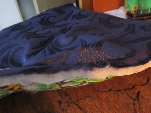 خياطة حالة وسادة على البراز