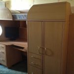 سرير خشبي مع مكتب كمبيوتر وخزانة ملابس