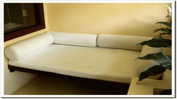 مقعد خشبي على الشرفة مع الطلاء