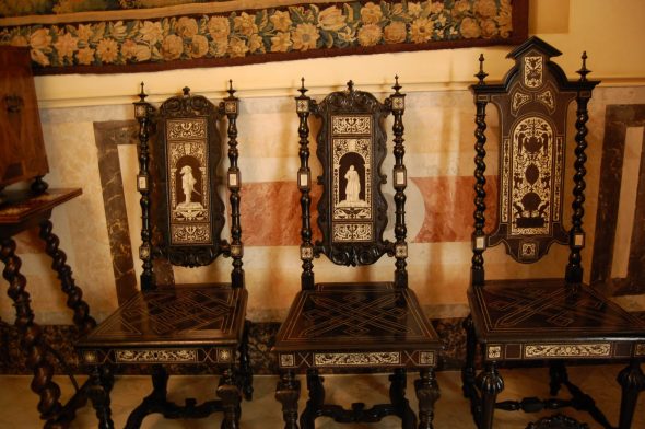 الكراسي الخشبية يدويا