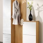 خزانة خشبية في الردهة