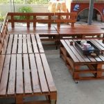 زاوية خشبية مع طاولة