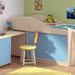 سرير علوي للأطفال أزرق