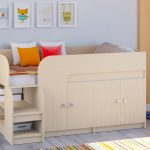 سرير طفل لون حليبي مع مساحة مغلقة بالكامل في الجزء السفلي