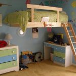 سرير طفل مع منطقة لعب في الطابق السفلي