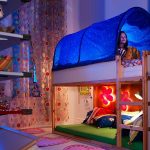 سرير طفل مع مظلة ومنطقة للعب