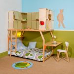 سرير الطفل مع الطابق السفلي وخزائن في العلية