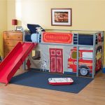 سرير لرجال الاطفاء الشباب