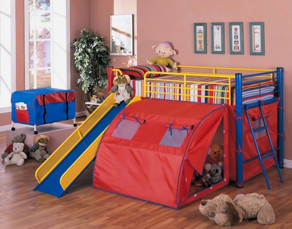 سرير الطفل المعدني