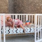 أريكة بيضاوية للأطفال في الداخل