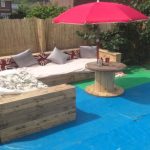 أريكة مصنوعة من المنصات الخشبية تفعل ذلك بنفسك