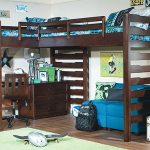 سرير علوي مزدوج مع مساحة عمل وأريكة في الطابق السفلي